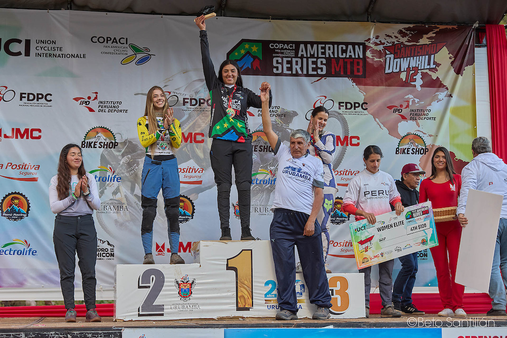 Catalina Calderón — fists raised, heart wide open, and the entire Sacred Valley erupting in her honor.  The Women Elite UCI champion of Santísimo DH 12 —  American Series MTB — stands on the highest step with the undeniable authority of a true champion. She came, she conquered, and she leaves the Andes with history written in her name. Every woman on that podium is a warrior, but today Catalina reminded the world exactly why she wears the crown. La reina del Santísimo