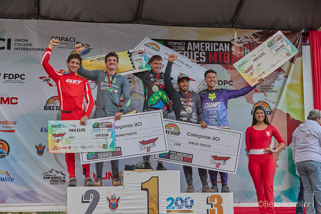 This is the moment the Sacred Valley has been waiting for. The Men Elite UCI podium at Santísimo DH 12 — American Series MTB — and Gonza Gajdosech stands on the highest step, arms raised, checks in hand, and the entire Andes as his witness. Five warriors who pushed the limits of speed, courage, and human will on one of the most spectacular downhill tracks on the continent. Different nations, one mountain, one unforgettable battle. The best man won — and every single rider on that stage deserves every bit of this glory. ¡Felicitaciones, campeones!