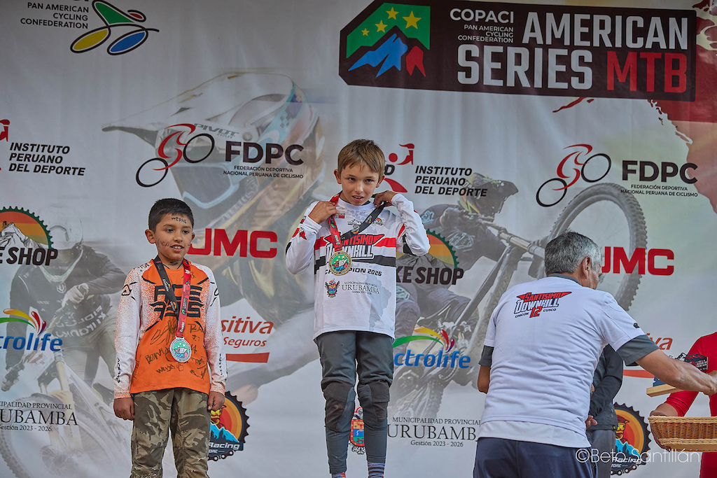 Paci on top and there is nothing sweeter!  The Sub-11 podium at Santísimo DH 12 is proof that greatness has no minimum age requirement. Pacífico Sarmiento stands on the highest step of the Sacred Valley, check in hand and gold around his neck, already writing the first chapter of what promises to be an extraordinary story. Watch these names closely — because one day the whole continent will know them by heart. The mountain chose its youngest champions today, and the mountain never gets it wrong.