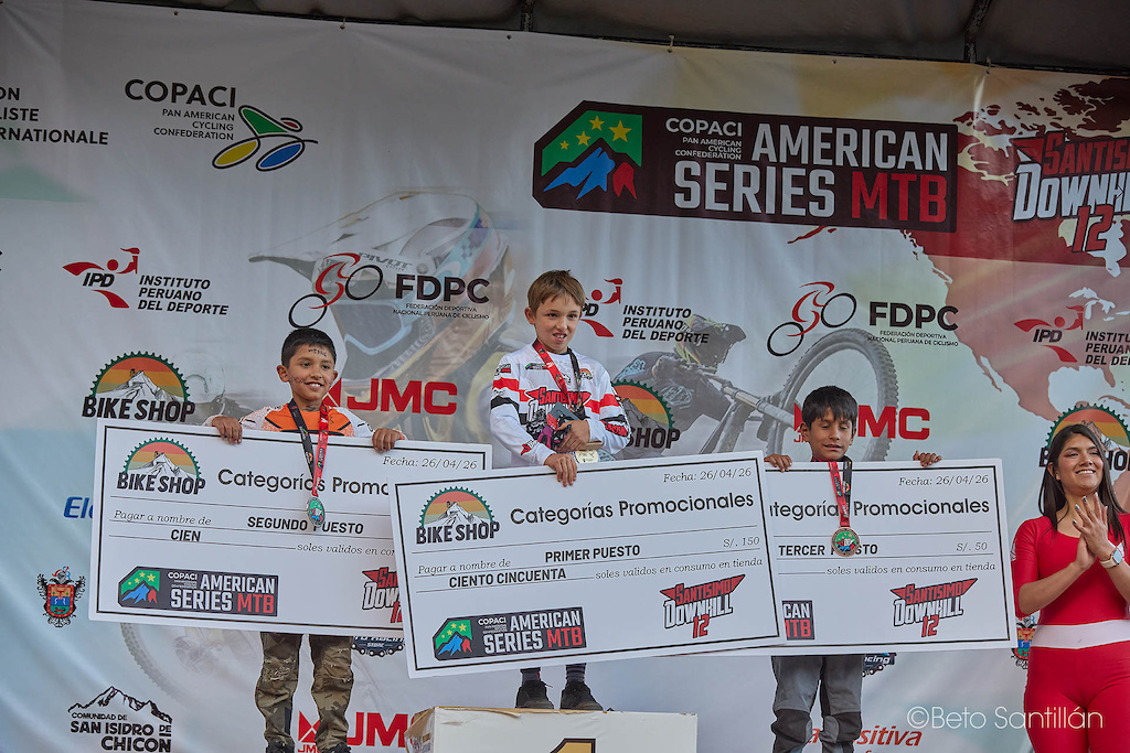 The next generation has arrived and they mean business!  The Sub-11 podium at Santísimo DH 12 — COPACI American Series MTB — and standing tallest on the top step is none other than Pacífico Sarmiento, the little warrior with the biggest heart on the mountain. Checks in hand, medals around their necks, and dreams already bigger than these Andean peaks. These three young champions remind us all why we fell in love with this sport in the first place. The future of downhill is bright, bold, and absolutely fearless. ¡Arriba, Paci!