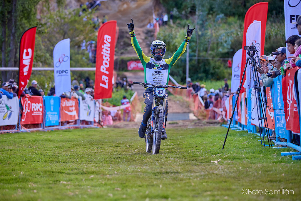 Augusto Wenning crosses the finish line and the Sacred Valley erupts! Both arms thrown to the Andean sky, front wheel rising in pure triumph, and the green and gold of Brazil blazing under the Chicón sun. This is the moment every rider dreams of — the finish line, the crowd, the release of every ounce of effort poured into that mountain. Augusto didn't just finish the race. He owned it. Vai, Brasil!