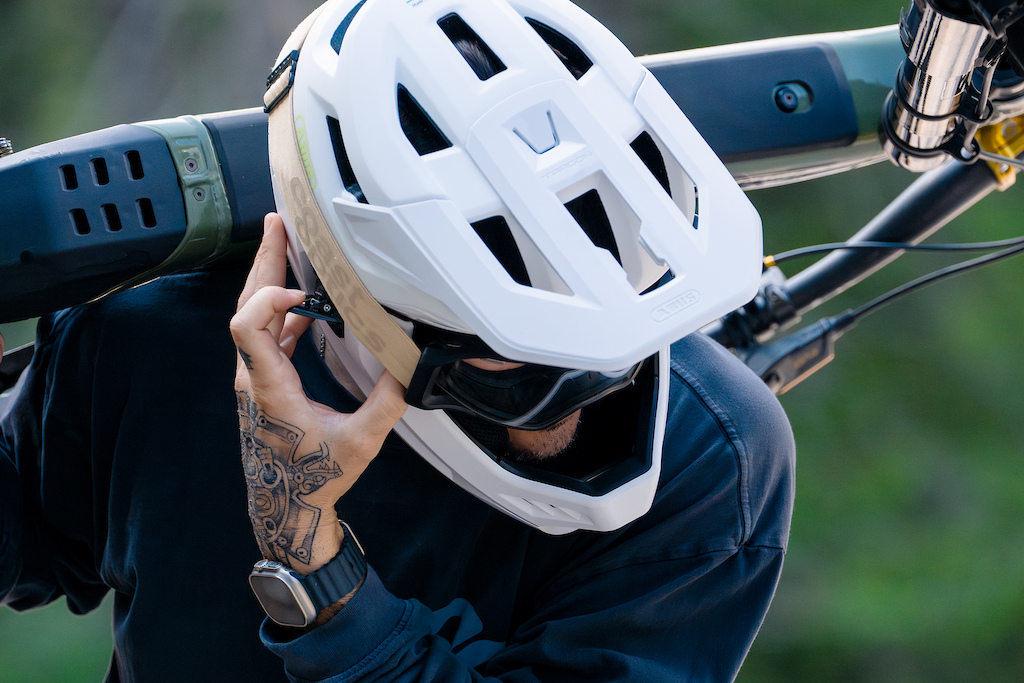 First Look: The Abus Targon Convertible Full Face Helmet - Pinkbike