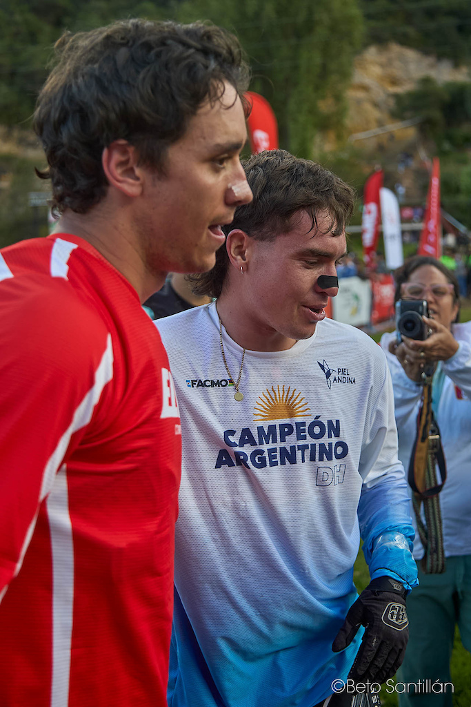 This is what the sport is built on. Lucio Vellutino from Peru and Gonza Gajdosech, Campeón Argentino de Downhill, share a quiet and genuine moment together at the finish area of Santísimo Downhill 12 in Chicón, Urubamba - Cusco. Two elite riders from two proud nations, standing side by side after pushing each other to their absolute limits on one of South America's most demanding tracks. No rivalry survives the finish line. What remains is mutual respect, admiration and the unspoken bond that only those who truly understand the courage this sport demands can share. These are the role models that the next generation of South American downhill riders deserves to look up to. Compete hard. Respect deeply. Lift each other up. Lucio and Gonza — brothers on the mountain