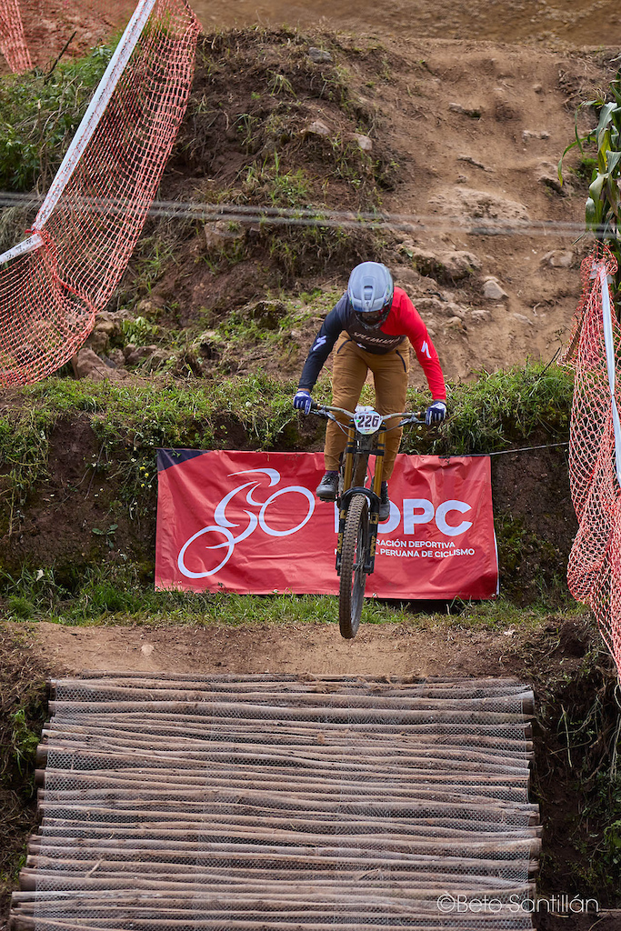 The Master B champion knows exactly what he is doing. Daniel Roura from Ecuador threads his way through the final drop of the Chicón track at Santísimo Downhill 12 in Urubamba - Cusco with the calm precision and controlled aggression of a rider who has read every inch of this mountain and committed to every line without a single moment of doubt. Raw Andean earth, handmade wooden ramps and the iconic FDPC banner frame a rider at the absolute peak of his craft. This is the run that put him on top of the podium. Experience, courage and pure technical mastery on one of South America's most demanding downhill tracks