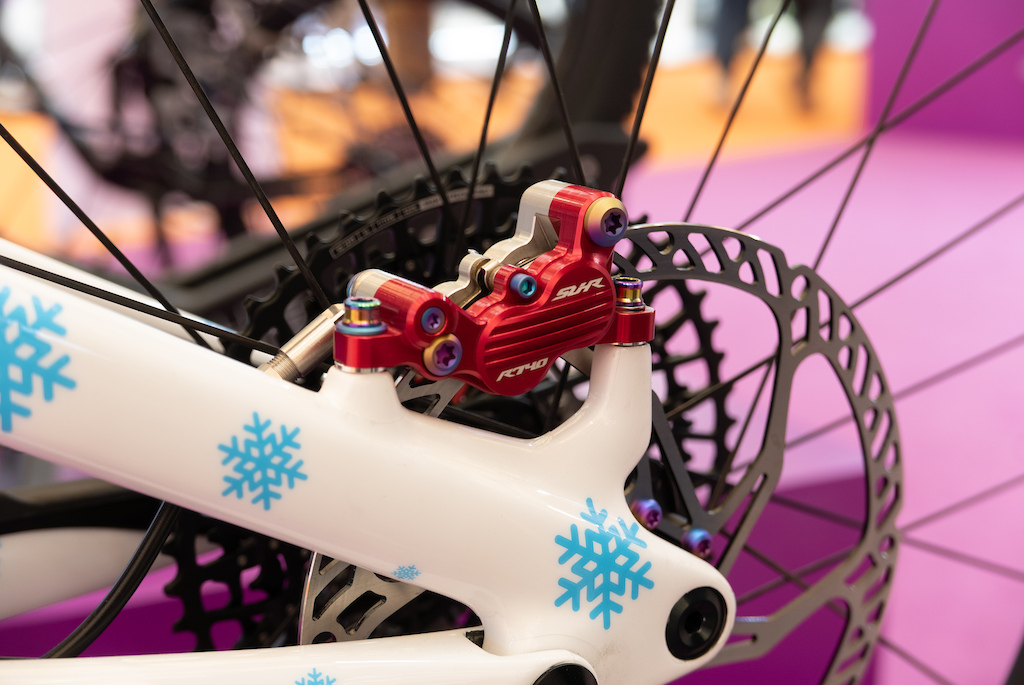 SUHR's R740 brakes use mineral oil and four 16mm pistons.
