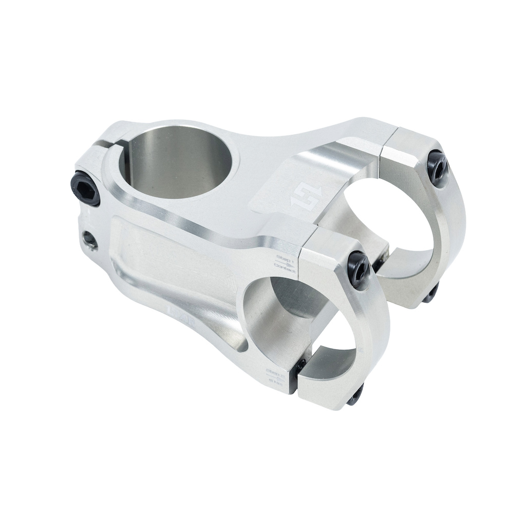 Precision and feel.

With an optimized handlebar support width, we have focused on the rigidity of this stem in order to bring you the best sensations and ultimate precision during your MTB Enduro/Freeride or VAE outings.

Made from 7075 T6 CNC Aluminum
Handlebar diameter:
31.8mm or 35mm
Length :
50mm
35mm
Angle: 0°
Weight:
170 grams in 50 mm
150 grams in 35 mm

Colors:
Black
Raw anodized