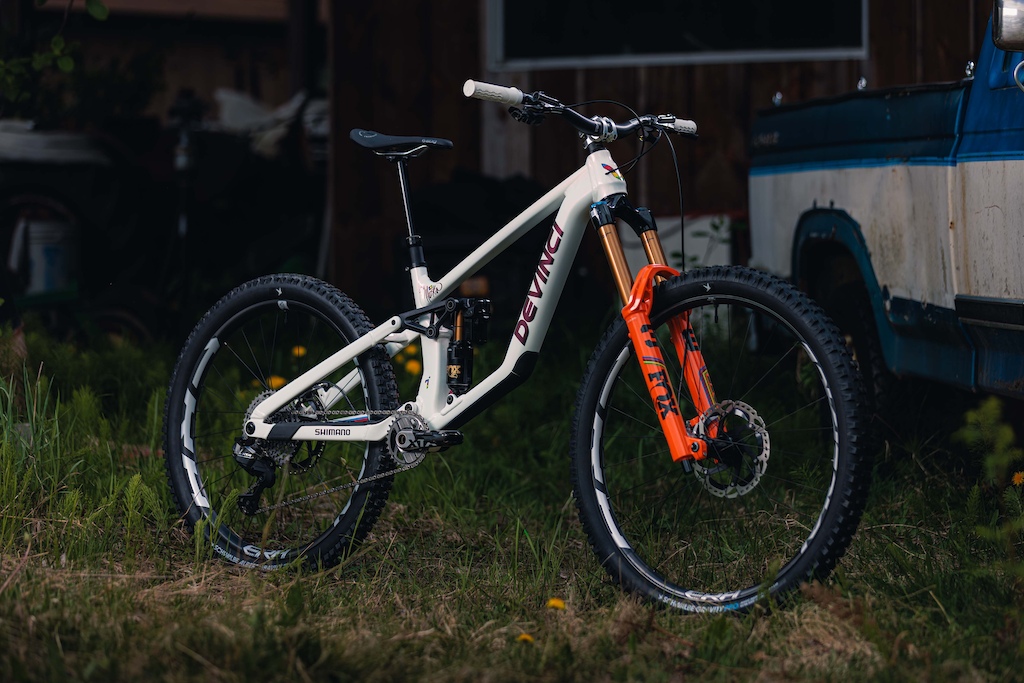 Devinci Shares Details on Elly Hoskin's Custom World Champ Devinci