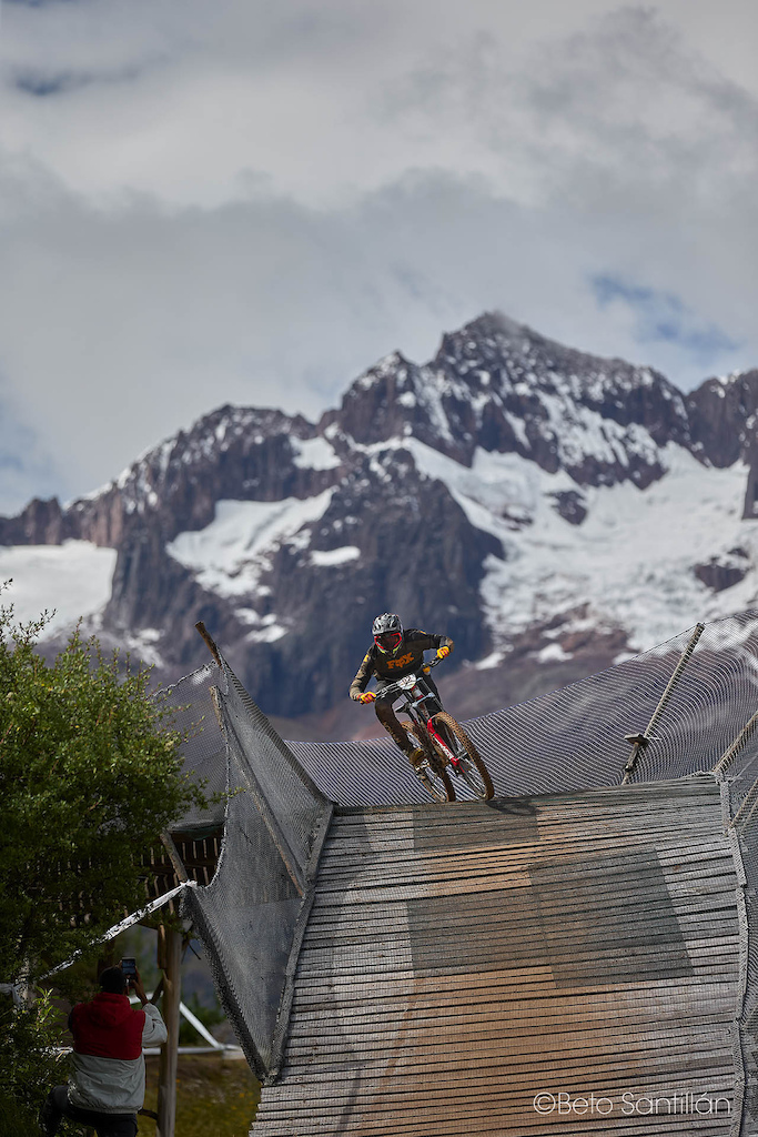 Against the backdrop of Apu Chicon, where altitude tests lungs and gravity tests courage, Pablo Montalvo drops in with fearless precision at Santísimo DH 12 in Cusco.
Champions are not built in comfort — they are forged in moments like this: commitment, control, and the relentless pursuit of speed. One line at a time, one mountain at a time, a champion in the making