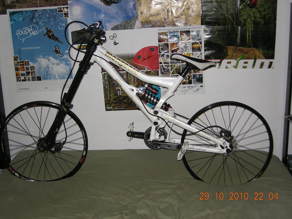 new bike.. 2010 mongoose boot'r team with elka stage 5..new wheels getting built up soon