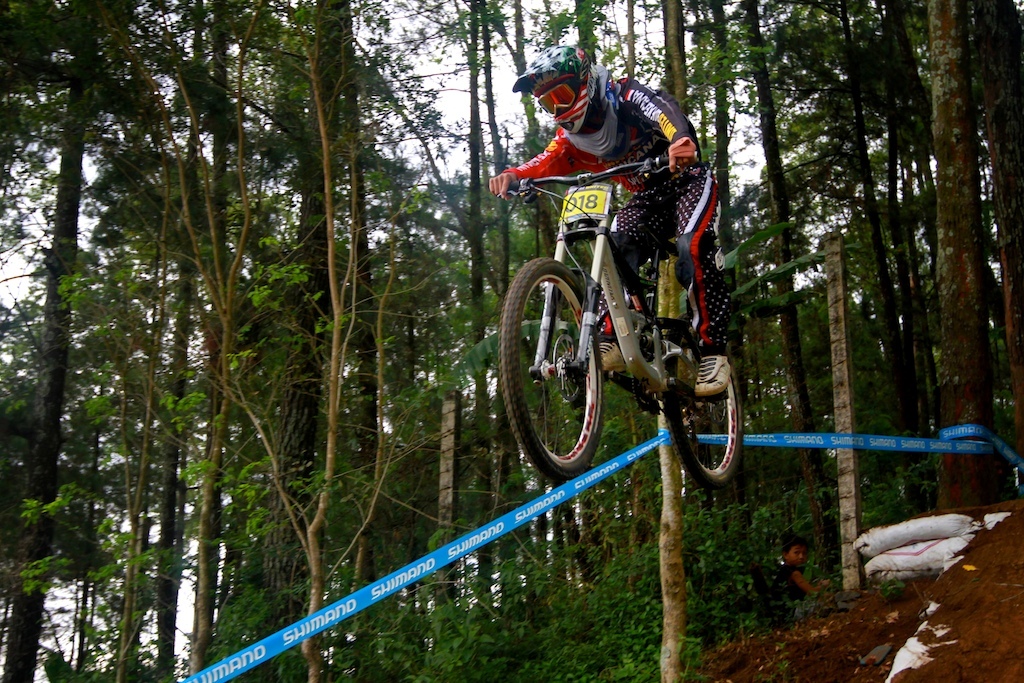 Practice run, during specialized asia pacific downhill challenge race