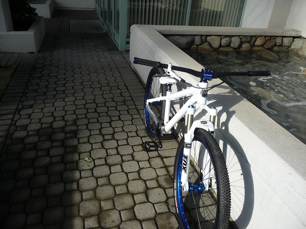 2011 Banshee Amp, 2011 Fox 831 in white, Avid Elixir 5 brake, 2011 Race Face Atlas Stealth bar and altas cranks, Wellgo MG1 Pedals, Single Speed, Straightline Stem and lastly 2.10 Kenda Small Black 8's.. Weighing in at 23.5LBS !! Big Thanks to Matt at North Shore Bike Shop!
