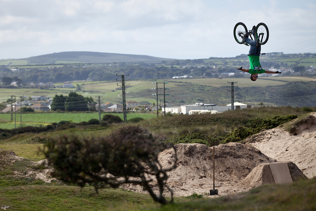 flip tuck-no-hander / used by fox as a promo poster for peran / www.delayedpleasure.com