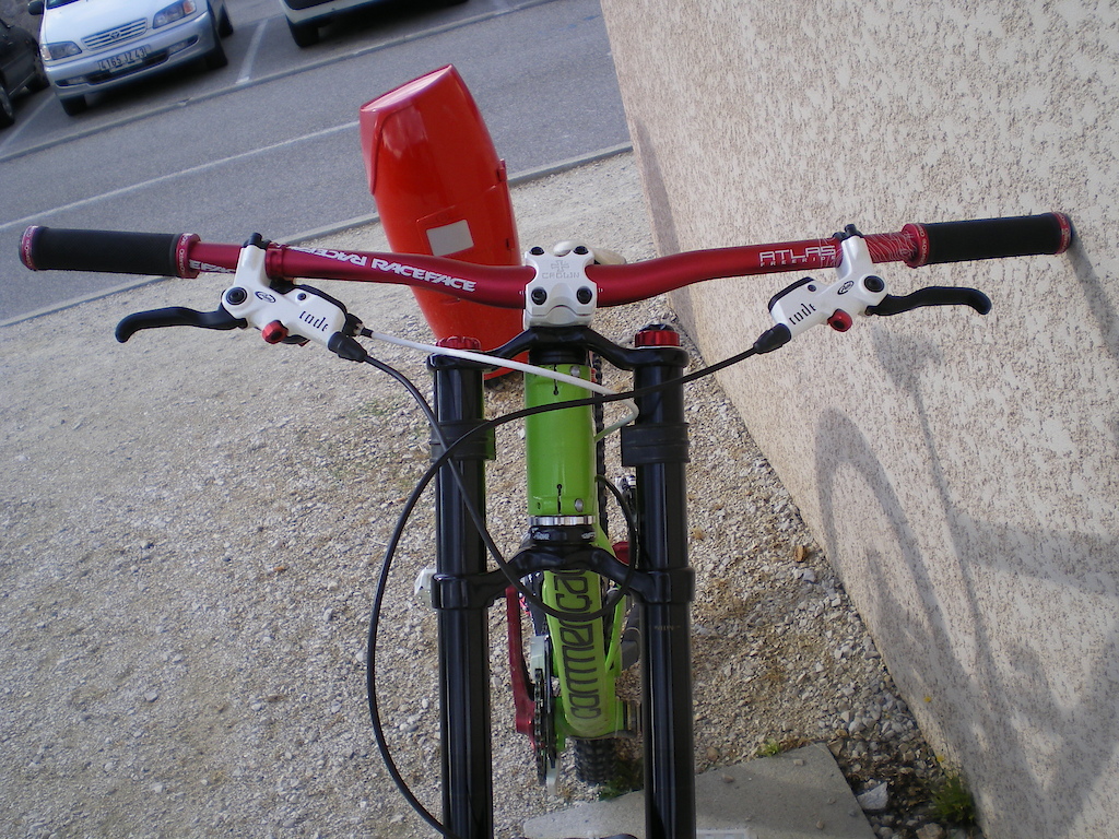 cintre: Race face atlas 2010
freins: Avide CODE 2010
potence: DA BOMB 2010 white
poignées: Octane
fourche: marzzochi RC3