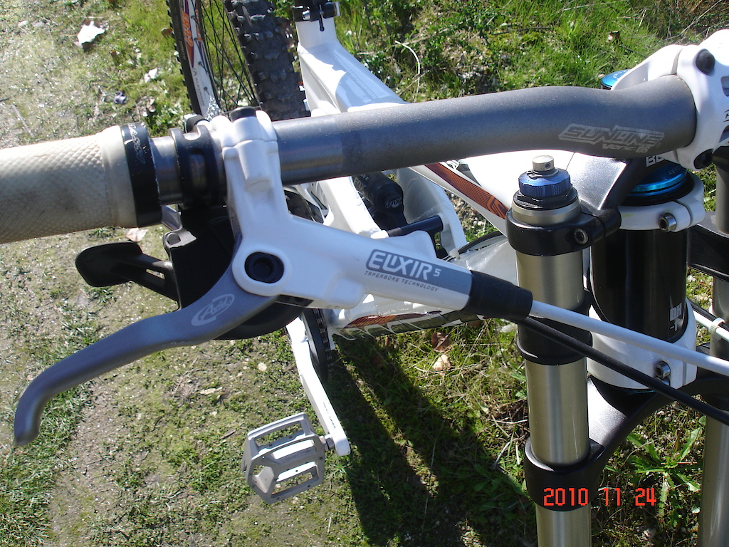 Material Usado:
- Guaidor Sun line 710mm com aumentos para 740mm amovibel;
- Punhos MSC brancos;
- guia de corrente E.thirteen;
- suspensao boxxer world cup 2008 (com pintura nova - autoculantes estao a ser feitos, assim que dispunivel actualizo a foto);
- pneus Kenda Nevegal;
todo o restante material é novo.