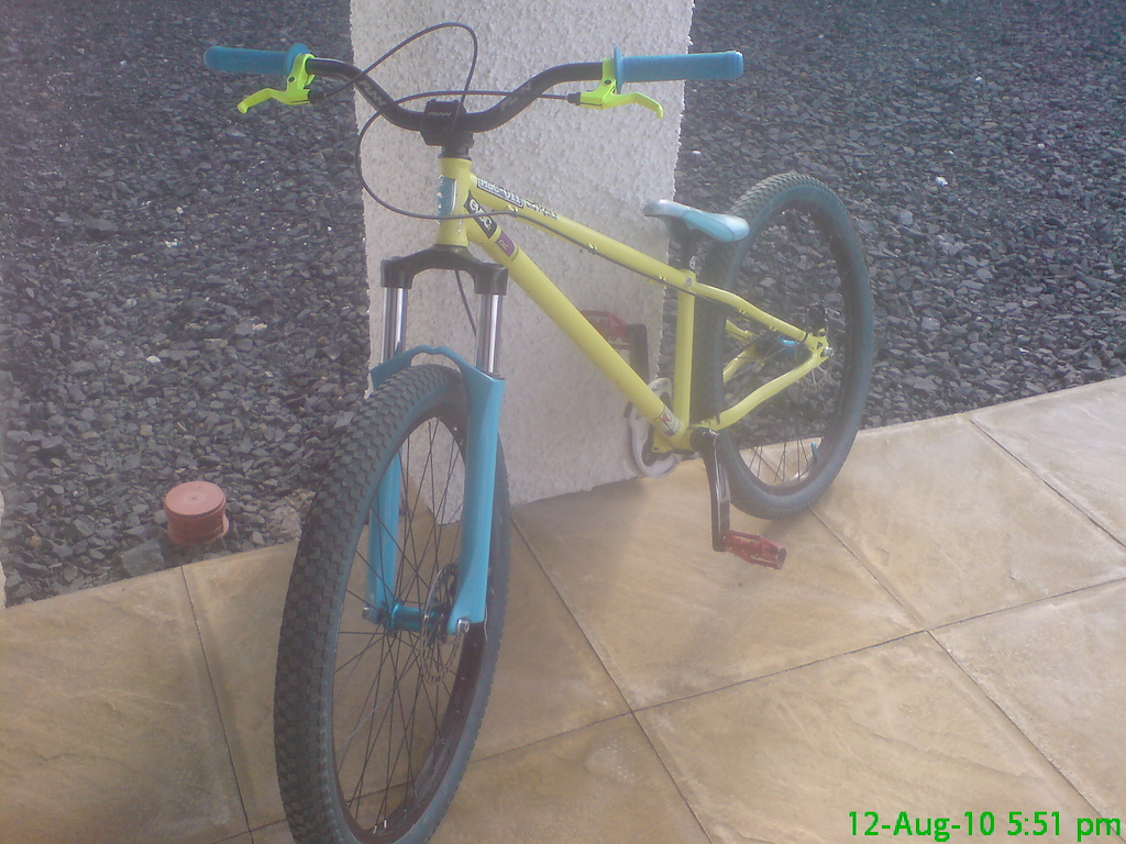 old photo of bike... ive cut flanges now and spaced out brakes... and new pedals :L