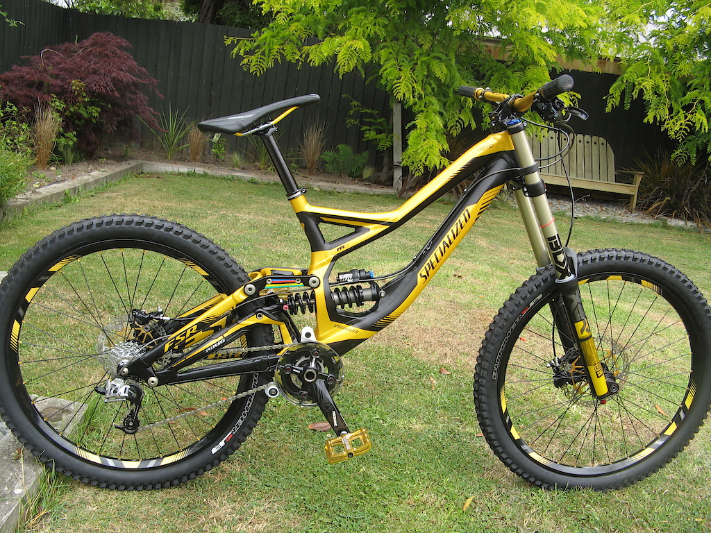 My new 2011 Specialized demo 8 i with answer pro taper bars, hope floating rotors and superstar pedals.