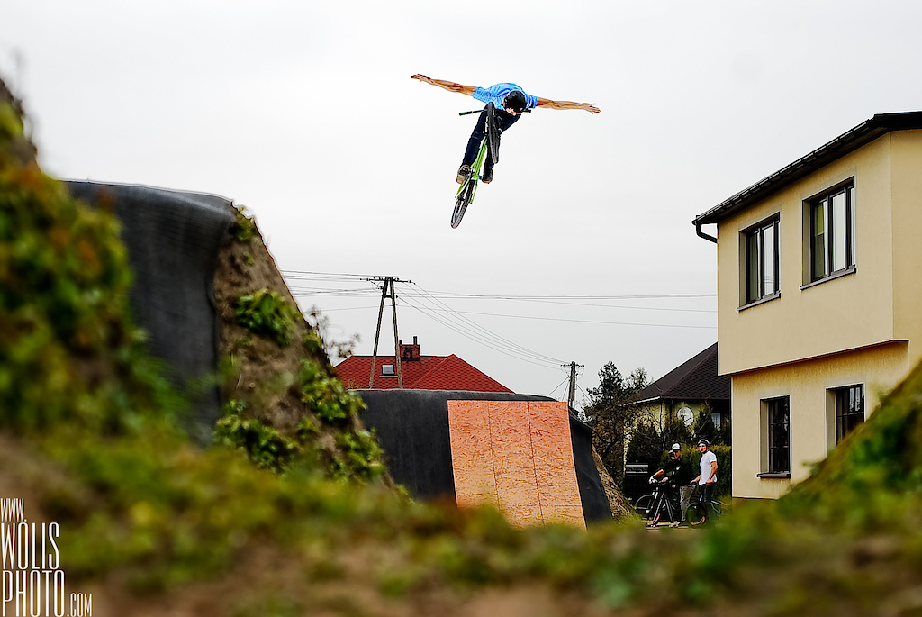 Night jam at Shamanns' backyard. Dawid Godziek with his Two4Player. dartmoor-bikes.com