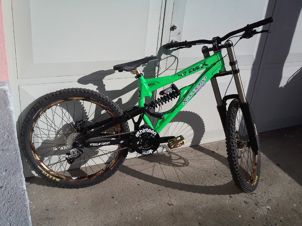 is not yet complete, change the lack of front suspension that will be personalized,  stem and seat.

ainda não se encontra completa, falta alterar a parte frontal da suspensão que será personalizada, avanço e banco