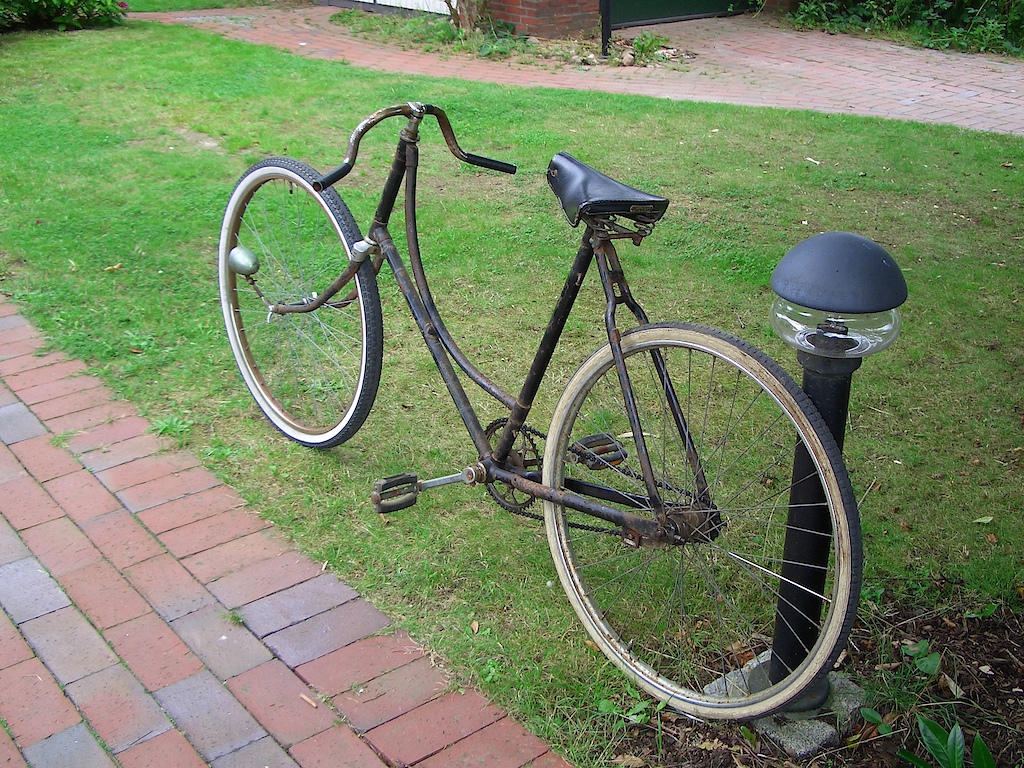 this is a hollandbike of the dutch brand juncker. it is 1966 handmade in apeldoorn in netherlands. my 44 years old lowrider. completely rebuilt and in running condition. the fork is bent but not really broken;). this wide spring-loaded saddle is made in netherlands too. it nearly old like the bike;).