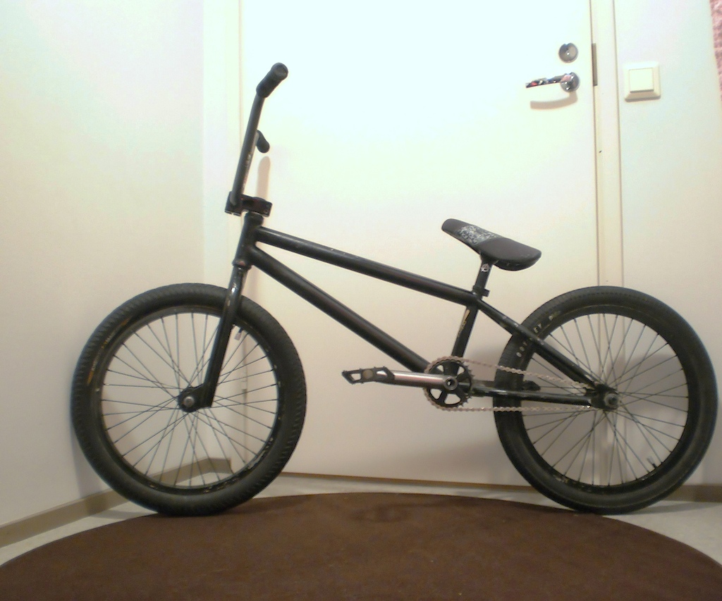 Here is it, my new ride ! I like it much, how about you? :) Frame is Flybikes Pantera 2