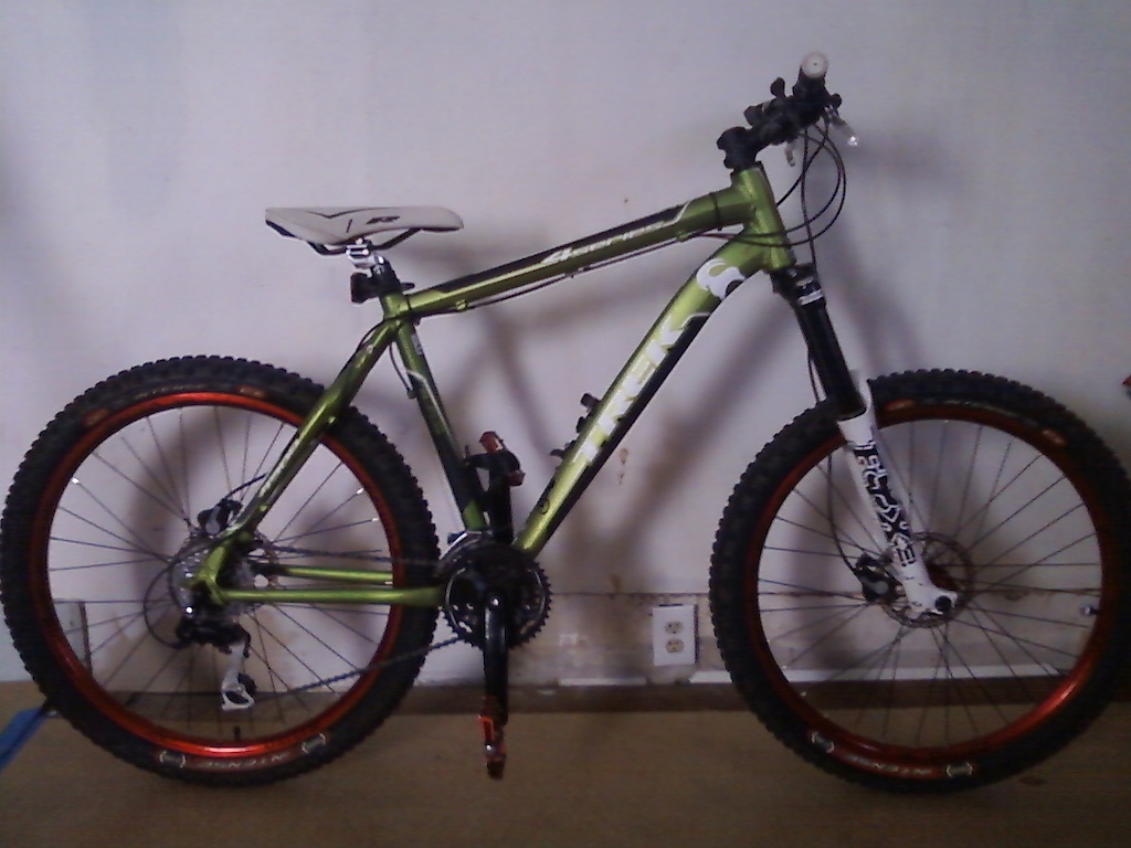 Trek 4300 frame, azonic outlaw wheels, Marzoochi Bomber Light fork, azonic pedals, shimano hydraulic disc brakes.
