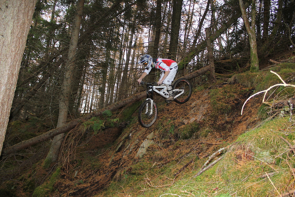 lets ride it 
1st rock slab which leeds to a small straight that traverses across the hill