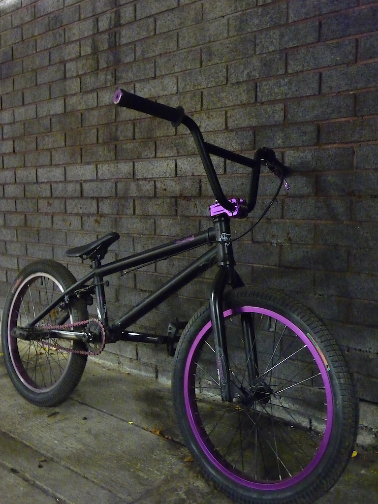 my bmx playing with the cam in a dark corner