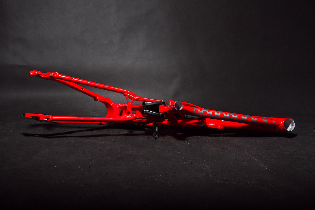 Emes-Racing DH  photo session of a new frame with mozartt chain tensioner and evolver isx6 damper