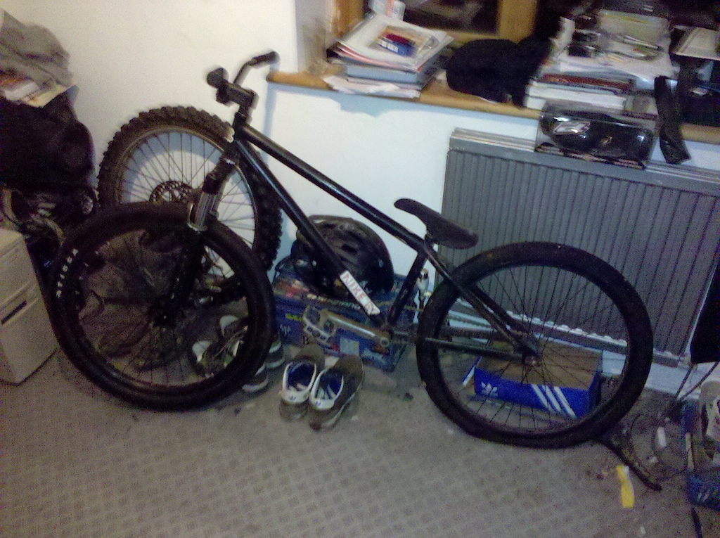 shit quality photos, dont care tbh. pictures dont do it justice and i know i have a flat, there's a spare tube waiting to go in and yes, it needs a clean.