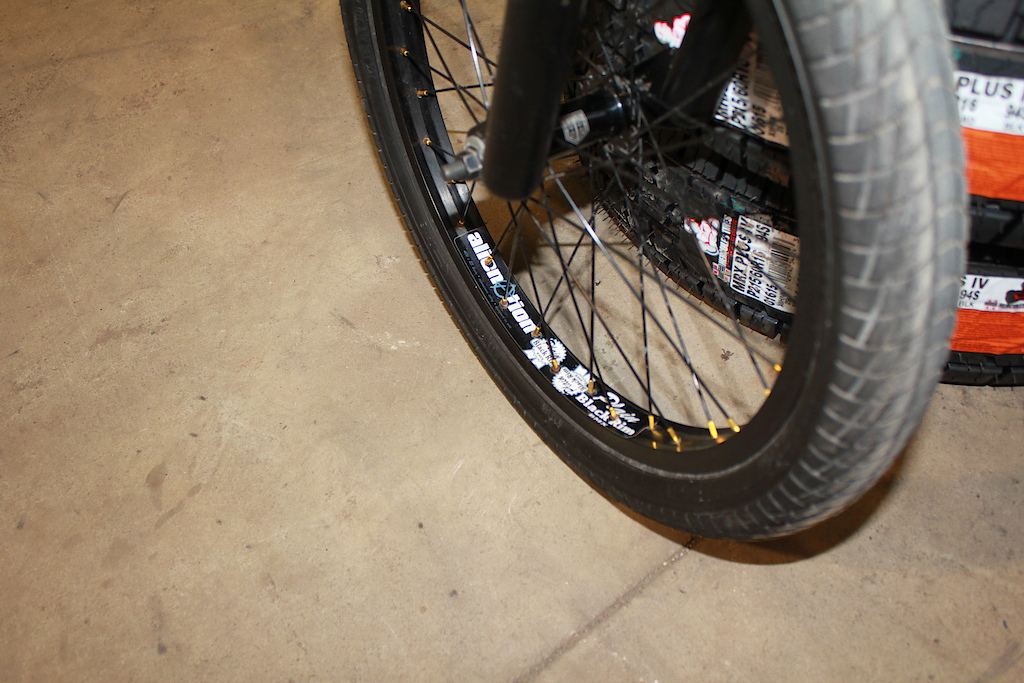 Front rim with sealed hub double wall