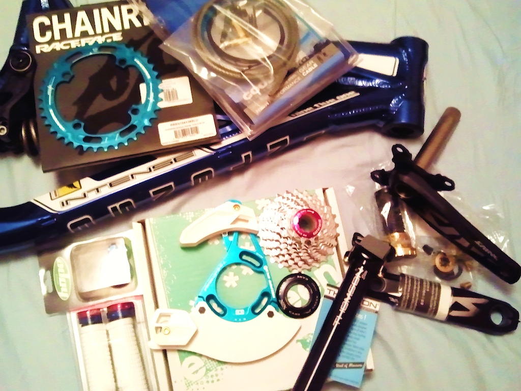 Some of the parts arrived for the build.
Saint Cranks 815, 165mm
sram 970 dh cassette
LG1+ CRC edition
Goodridge clear gear cabel kit
Thompson Elite seatpost
Lizard skins white logo gips,Hope blue seatclamp,Race Face chainring