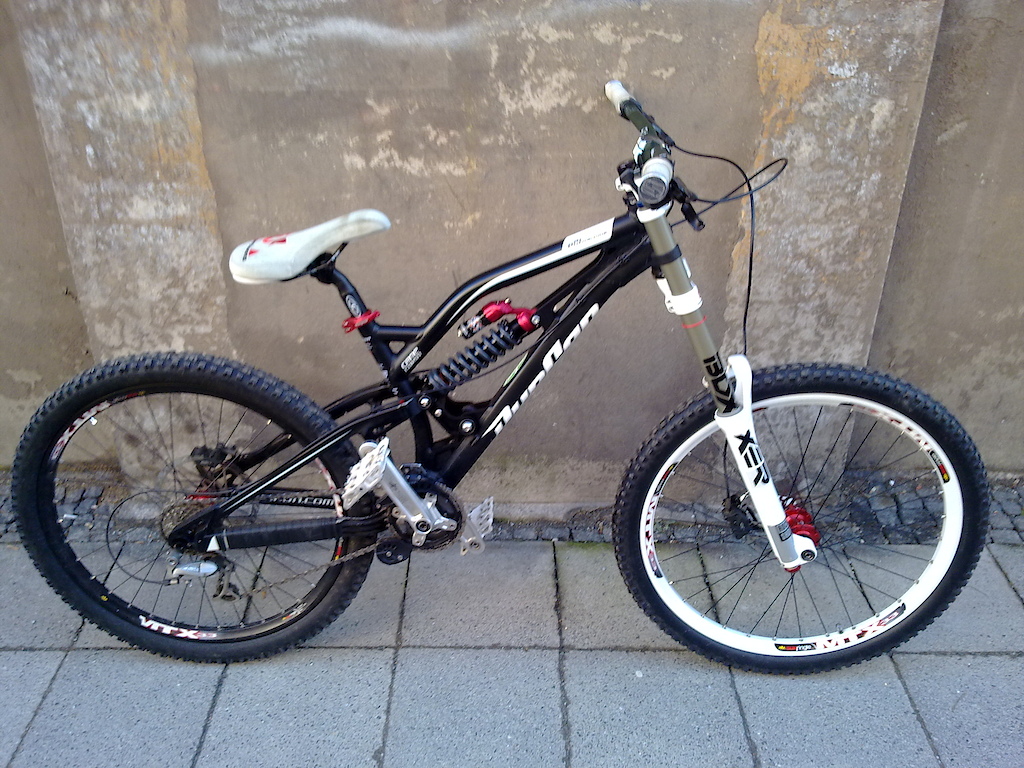 auch velo a w zasadzie Duncon Cane Corso 2010,Boxxer Team 2010,Mtx 33,Hope Pro 2,Sunline V1, Sunline V1 boxxer , Easton , RaceFace Evolve Dh , Race Face Atlas Fr , Sunline gripy ,Avid Code 5, Shimano Deore LX , Roco Wc , Earthworks rocker ,E13 Lg1 und ich glaube das ist alles