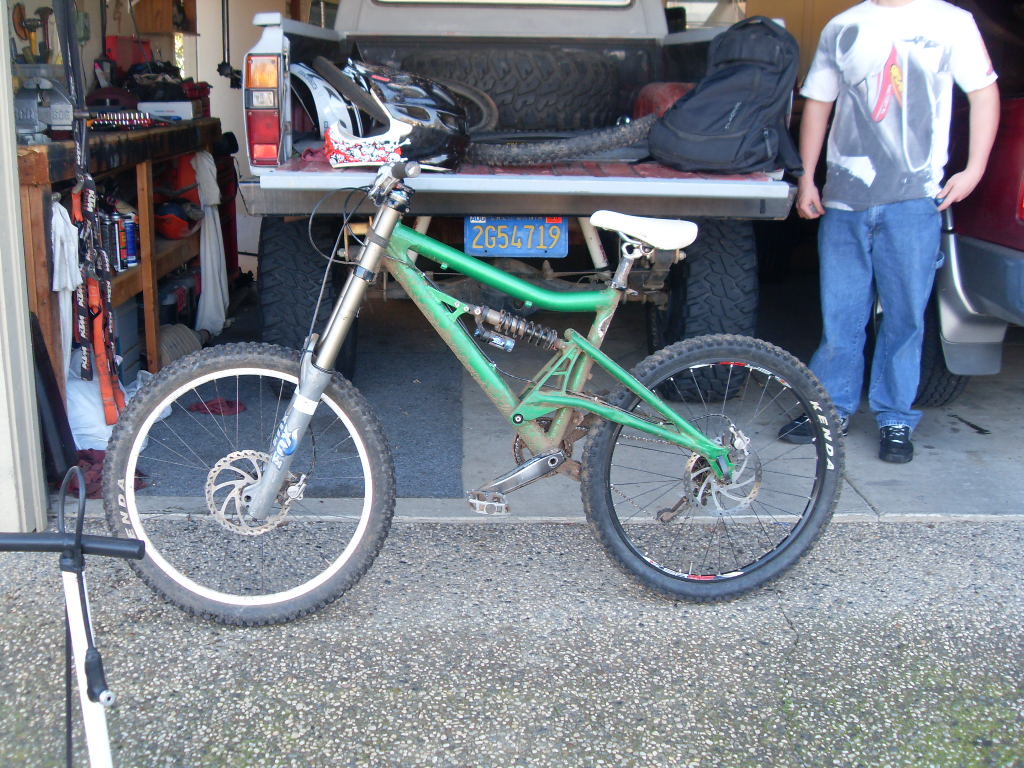 06 bullit, 08 fox 40's, dhx 5.0,nevegals front and rear, hayes nine brakes, shimano saints, FUNN Fatboys,