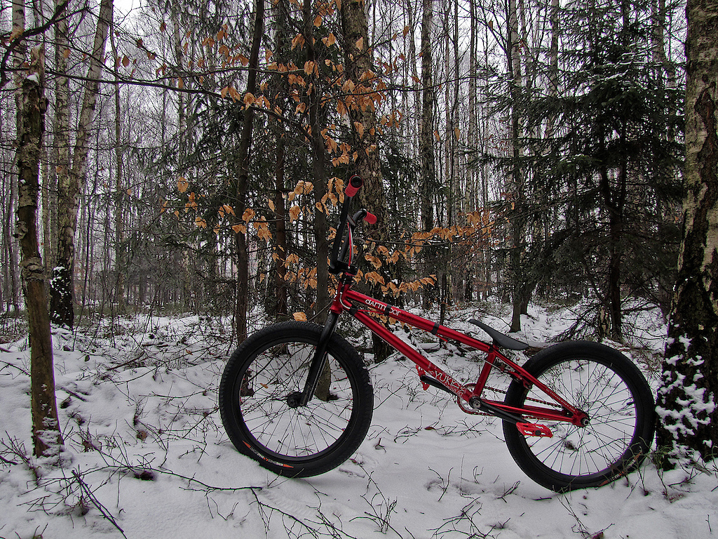 Red Yuki 2011 new bikecheck photos with Dartmoor Team rider Maciek Kiwak. New bike weight with brake and gyro included is still only 8,3 kg. Rid vid: http://vimeo.com/15716285.
