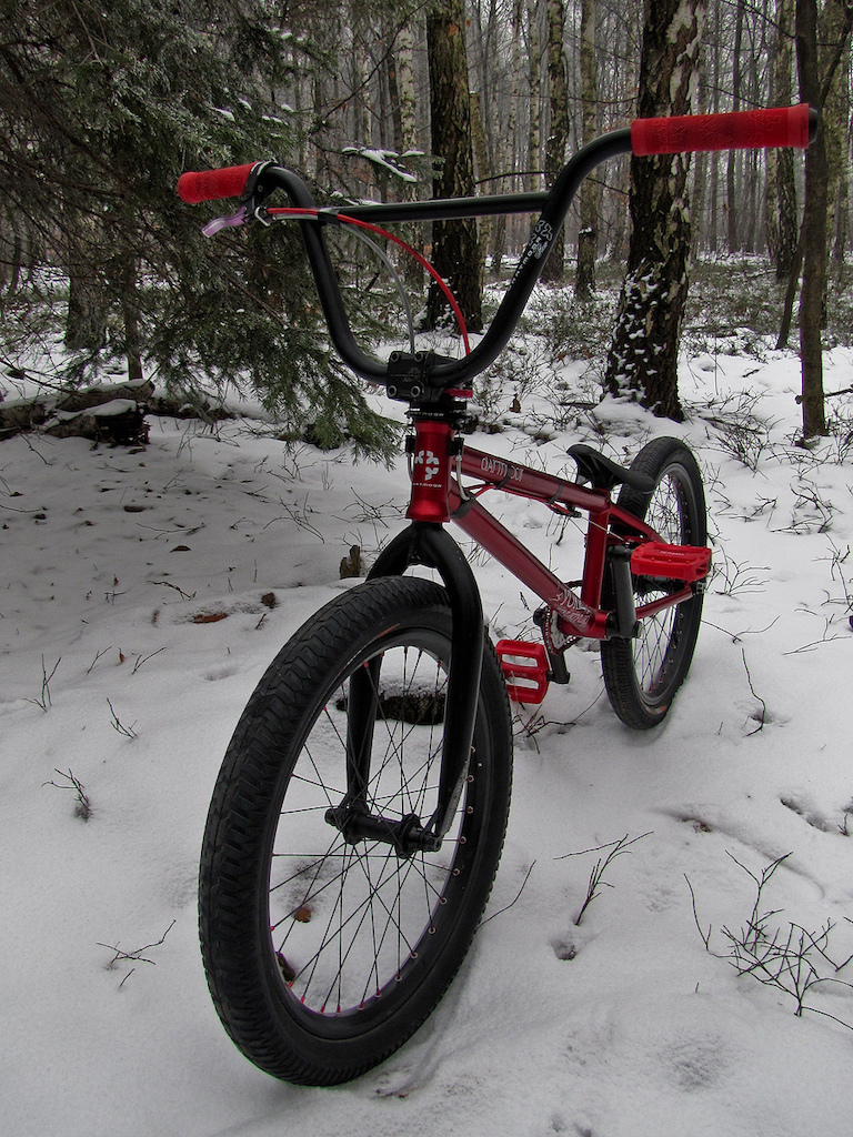 Red Yuki 2011 new bikecheck photos with Dartmoor Team rider Maciek Kiwak. New bike weight with brake and gyro included is still only 8,3 kg. Rid vid: http://vimeo.com/15716285.