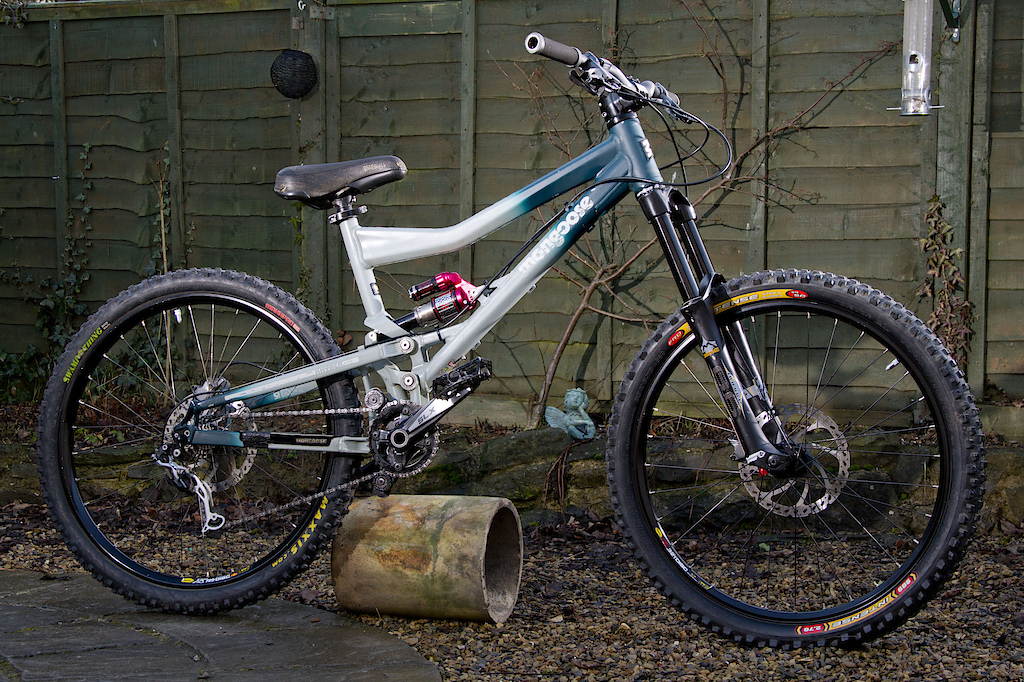 mongoose khyber elite, marzocchi rocco air, marzocchi 66 sl ata (140-170mm), mavic 321 on hope pro2 front, mavic 729 on shimano, rear, truvativ hussefelt bars, holzfeller dh stem, hayes stroker trail 203mm,  slx crankset, mrp rollers, xt shadow mech, dh/low ratio cassette.