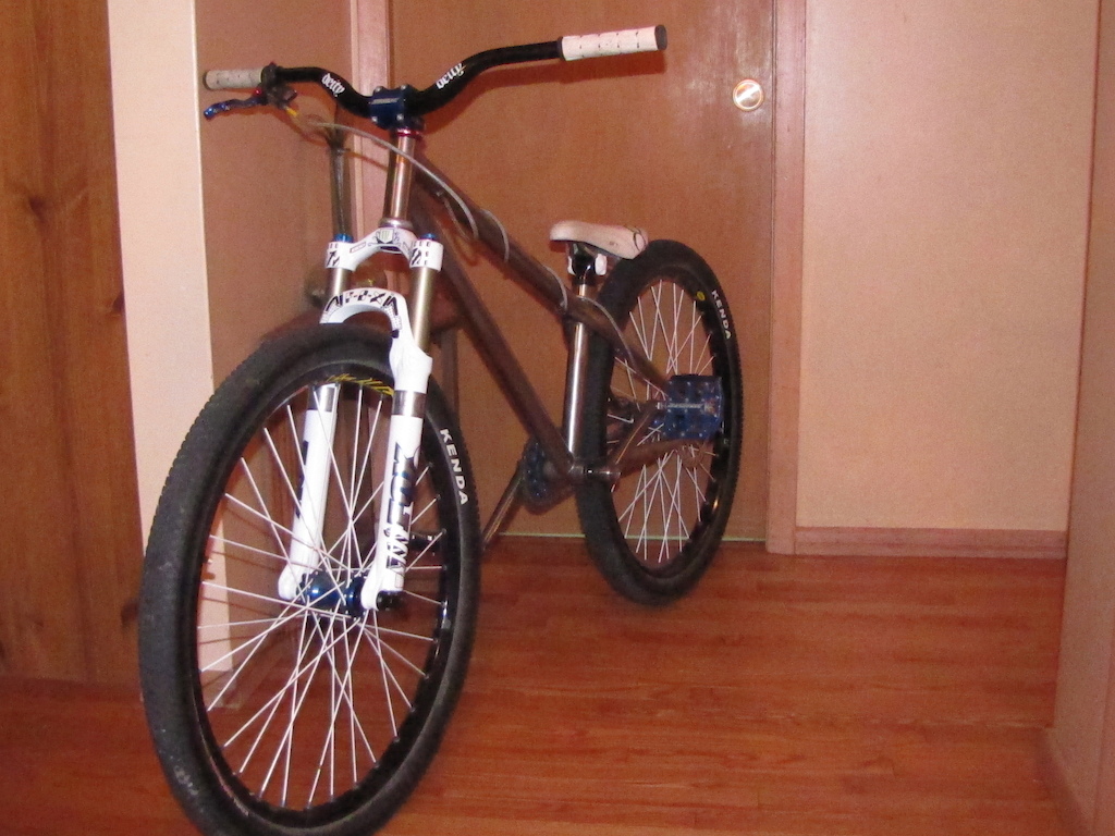 Quick photo of new bike! :)
Bad photo though cuz you can't see the awesome blue components as well