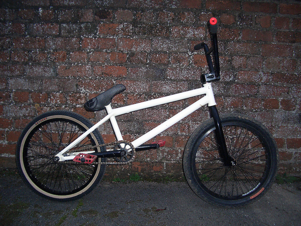 newly sprayed cranks and forks, new rear tyre and wheel, new pedals, bar ends and grips :D