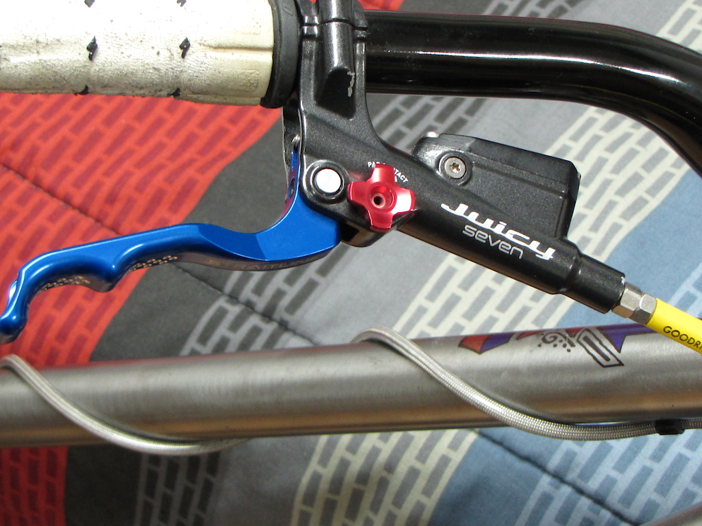 Avid Juicy Seven brake with a straightline lever
