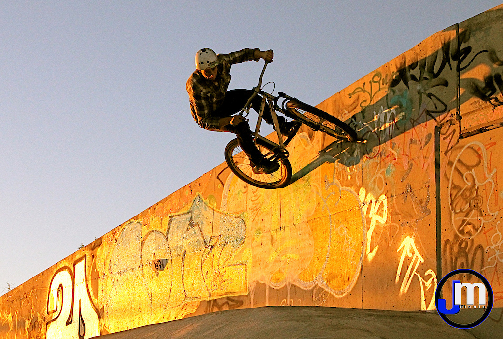 Lear throwin down a sweet wall ride to tranny after a long day of filming DJ's
