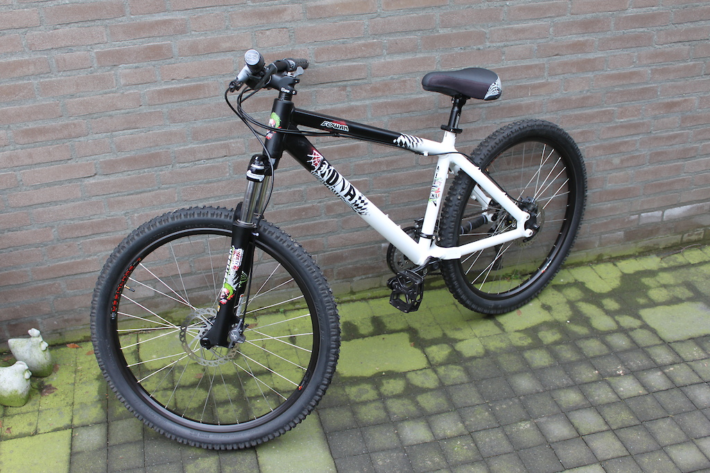 Kona Cowan 2008 standaard...word omgebouwd tot 4X bike