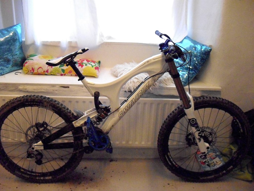 New V10... brand new Kashima 40's... hope top crown... race face atlas cranks, blackspire pedals.... carbon seat post, spank spike bars e.c.t new blue and white colour scheme........... all thats left now is wheels!