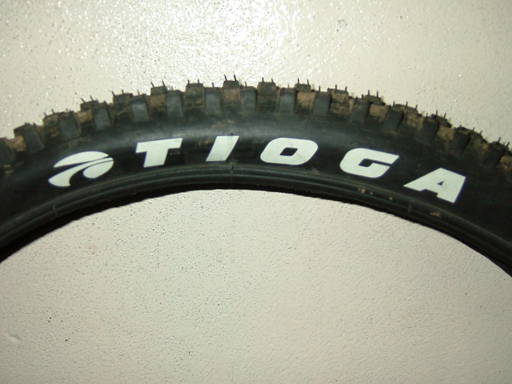 Pneu Tioga Factory DH F 26 x 2.1 (igual a 2.5 da maxxis) - rasto a 99% (usado 1/2 vezes à frente, ainda tem os pinos de ser novo) = 20€