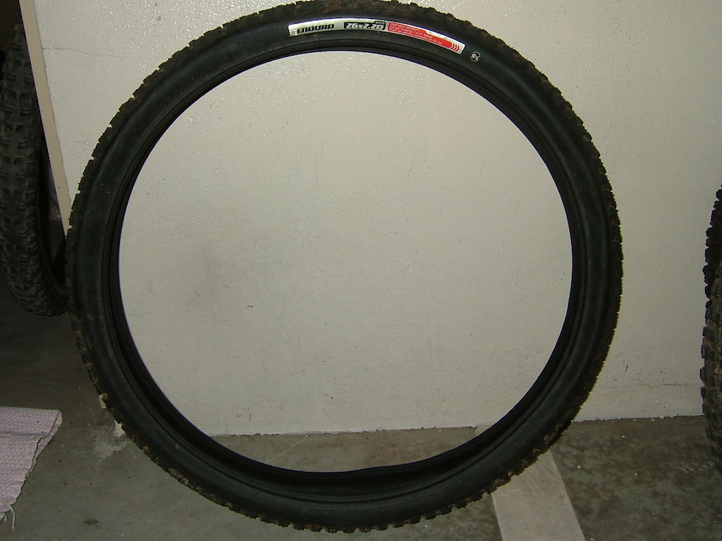 Pneu Specialized Enduro 26 x 2.2 - rasto a 85% (muito pouco uso) = 10€