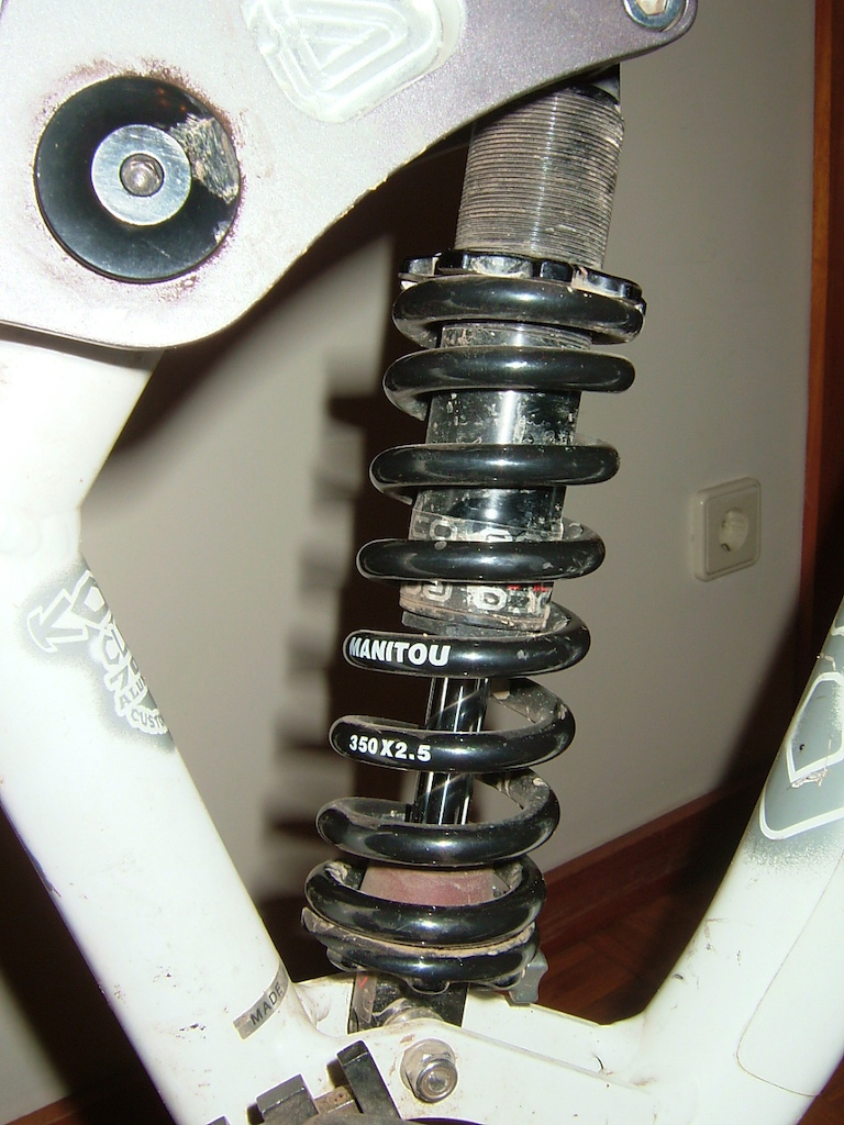 Amortecedor Marzocchi Roco F Coil (2008) - 215,5 mm entre olhais (8.5 polegadas) + Mola Manitou (Aço) com 350 libras de taragem e 2.5 polegadas de stroke = 50€