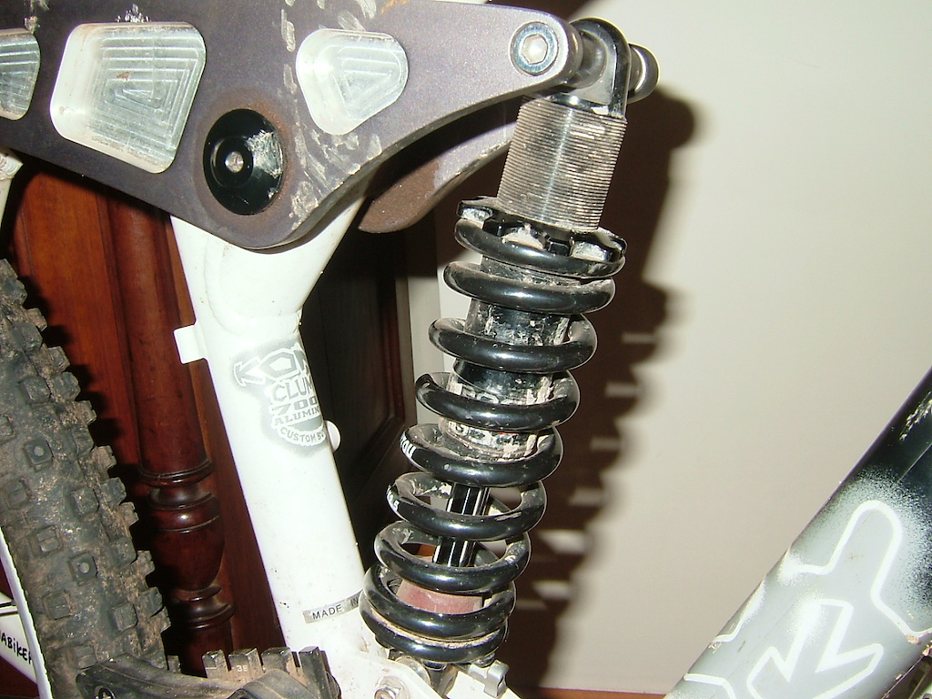 Amortecedor Marzocchi Roco F Coil (2008) - 215,5 mm entre olhais (8.5 polegadas) + Mola Manitou (Aço) com 350 libras de taragem e 2.5 polegadas de stroke = 50€