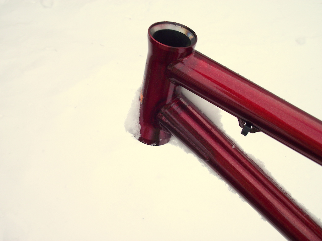 2011 Dobermann Pinscher.
custom colour (Bam, Bitch red)
Integrated head tube
27.2mm seat-tube
5.2 pounds.