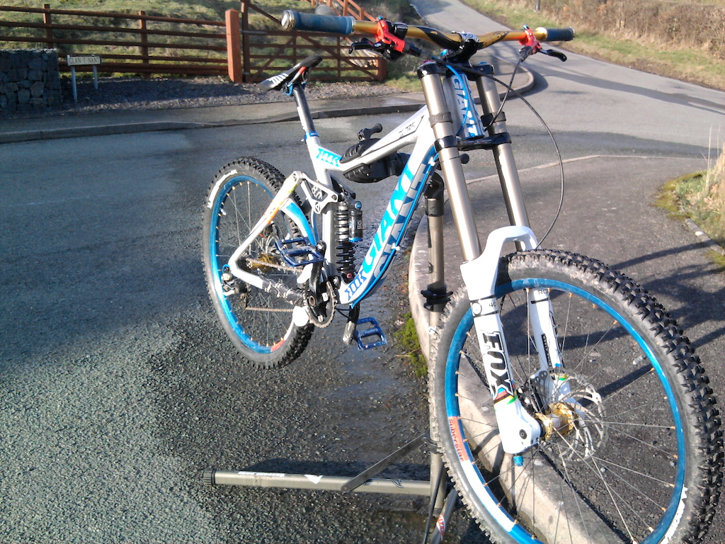 Giant Glory with new Limited Edition 155 outa 200 Fox 40 World cup's 2010. only 2 rides old ;) my bike is now amazing....