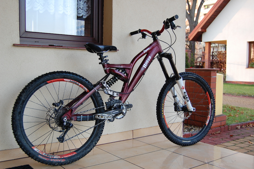 Rama: Norco Shore 3
Amortyzator: Marzochi 66 rcv 
Damper: Fox Van R 
Korba - Hussefelt 
Kierownica: Ns proof 
Mostek: Ns
nowe hamulce: Shimano Deore XT, przód jak i tył wraz z nowymi tarczami.
Przerzutka: Shimano deore - nowa
Opony : przód Maxxis Minion DH , tył Gazza G