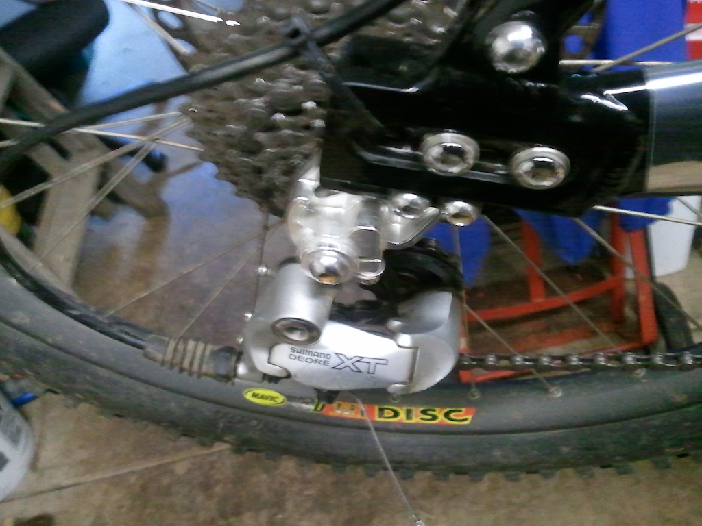 Deore XT short cage rear der. look at those uber beefy dropouts